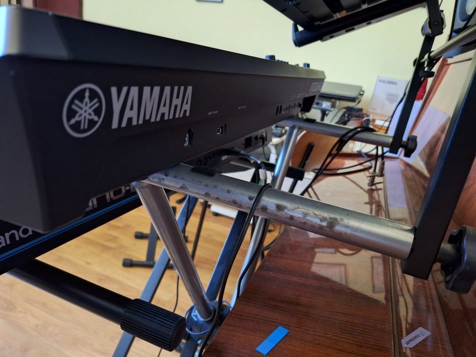 Продавам Yamaha MODX 6