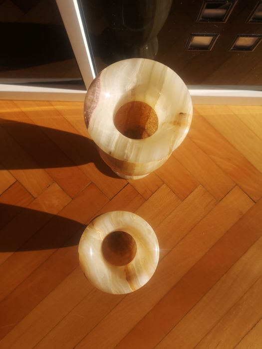 Каменни вази от Оникс