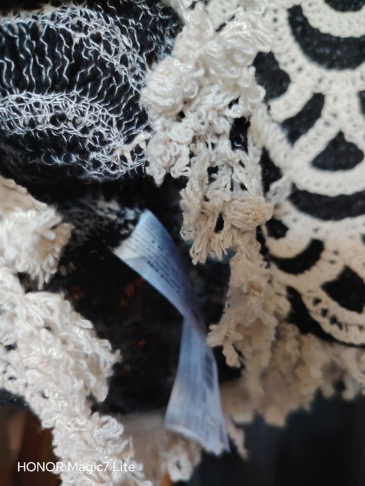 Нов топ, черно и екрю.