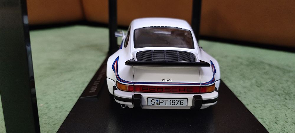 Модел 1:18 Porsche 911 (930)turbo