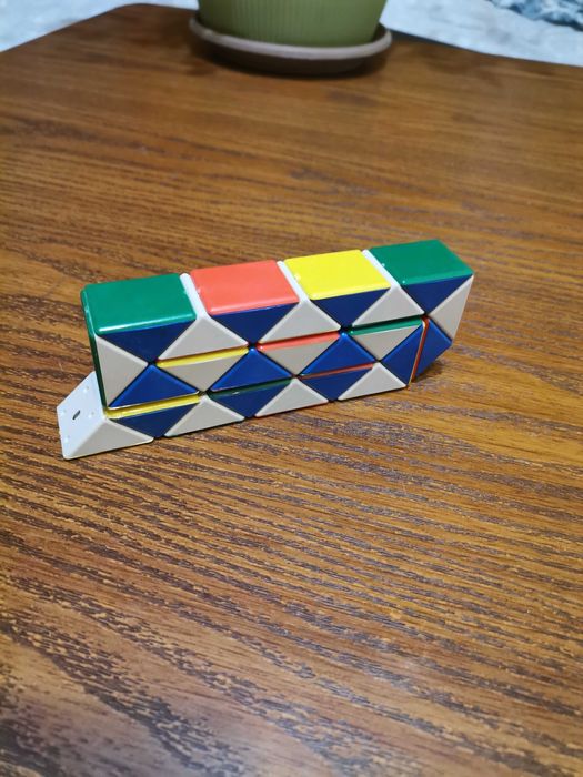Играчка конструктор наподобяваща Рубик куповете