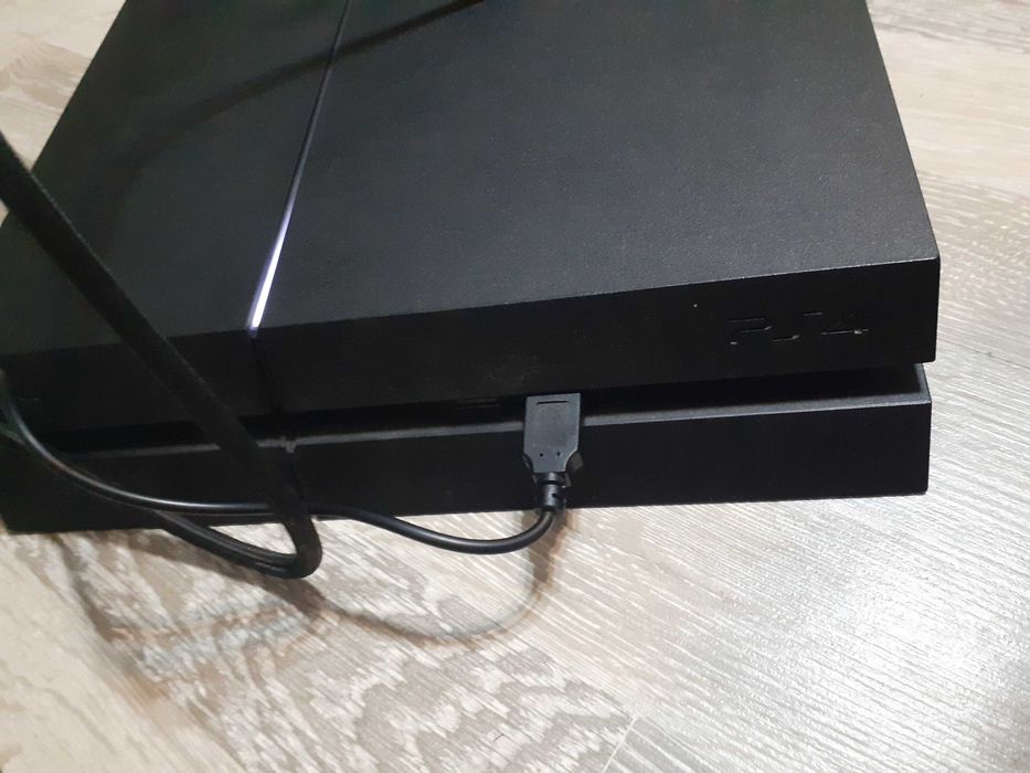 Продавам ps4 slim 500gb