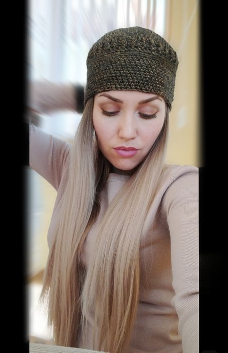 Плетена шапка на една кука