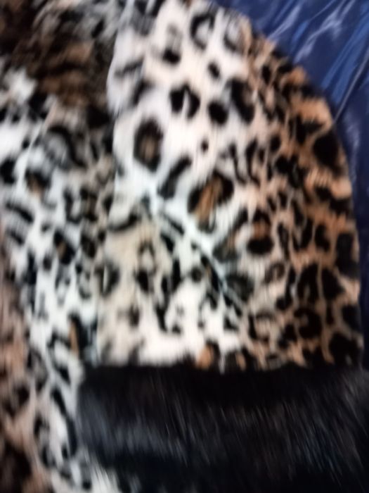 Vând haină de blana animal print