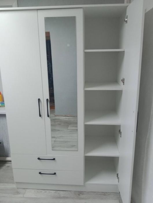 Шкаф с зеркалом продам