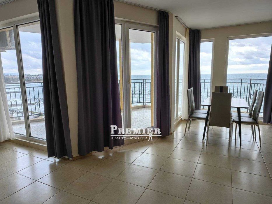 Тристаен апартамент в Ахелой, в комплекс на първа линия