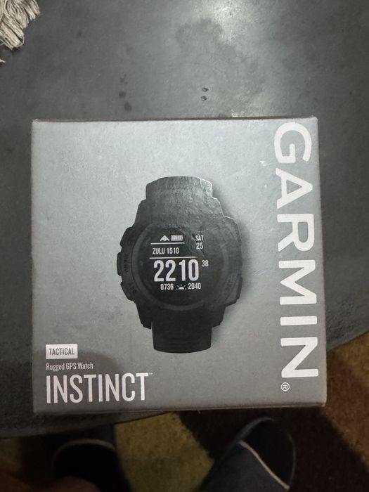 Часовник garmin instinct
