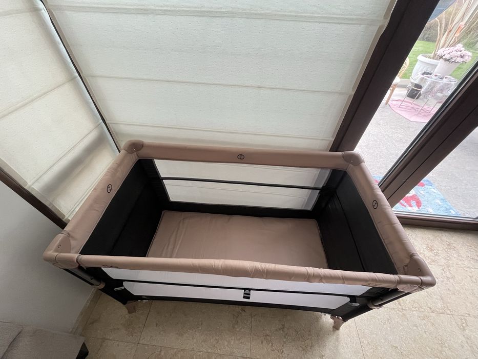 Moni Детска кошара Next Level + люлеещ механизъм + Rainy Бебешки хипоалергенен матрак