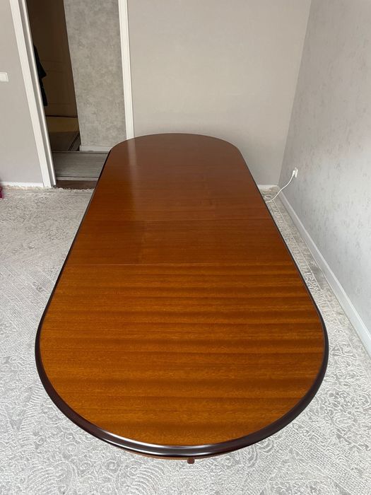 Стол и стулья в зал