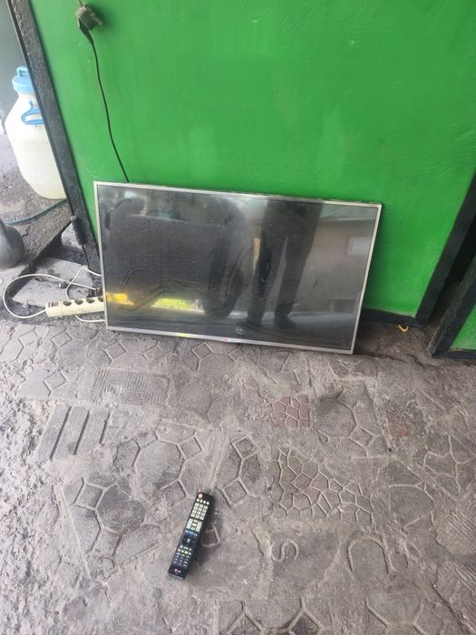 Продам телевизор на запчасти