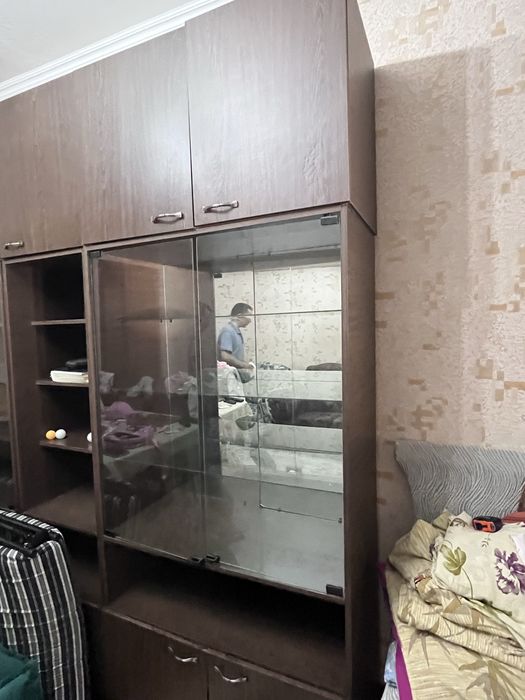 Продам комплект 2 витрины и 1 стеллаж)