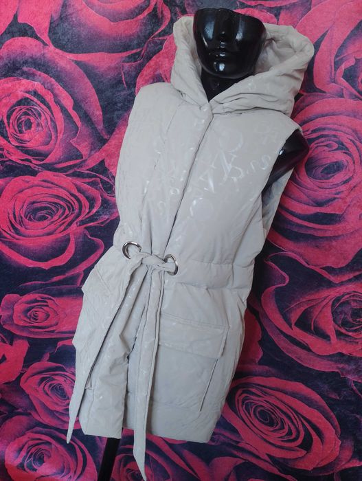 Бледо бежов дебел елек с качулка и връзки на талията Л