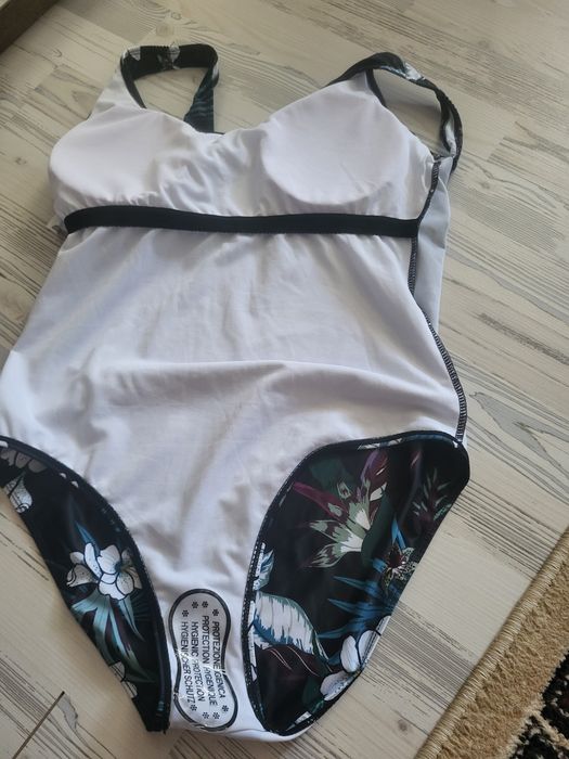 Vând Costum Baie