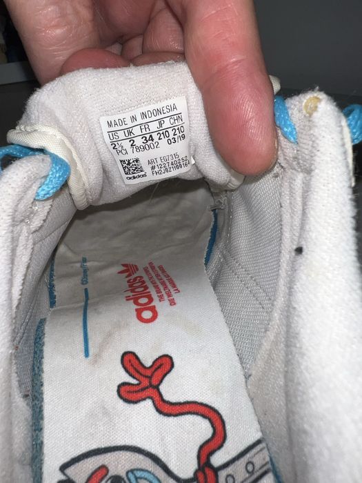 Кроссовки adidas.