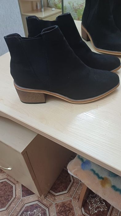 Продам ботинки замш