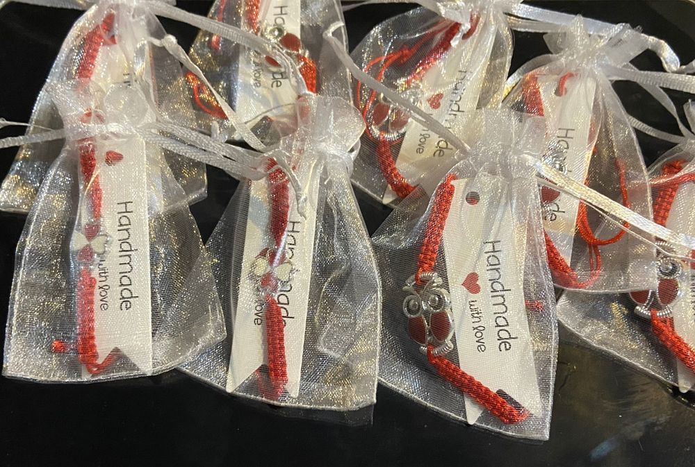 Гривна червен конец