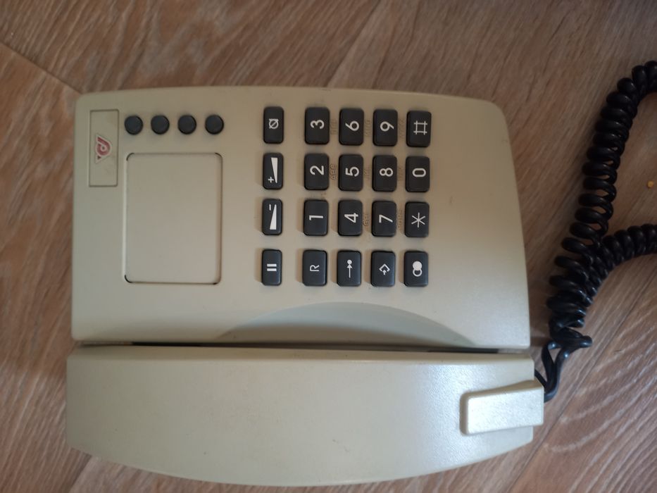 Продаются стационарные телефоны, проектор.