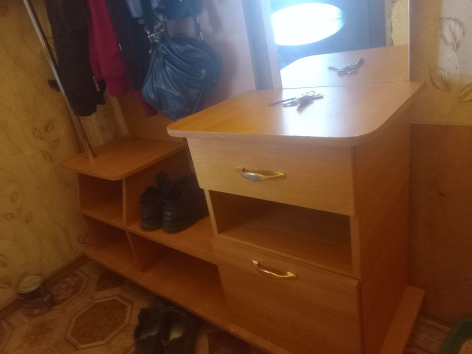 Продам прихожку и тумбочки