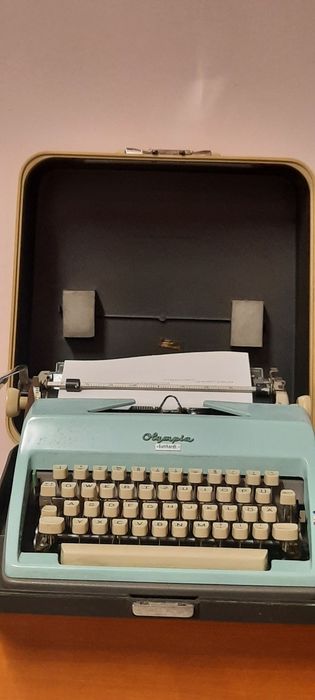 Mașină de scris Olympia Monica impecabilă