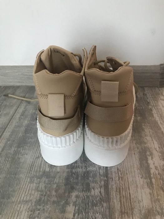 Бежови кецове