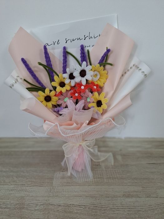 Flori realizate manual din sârmă plușată