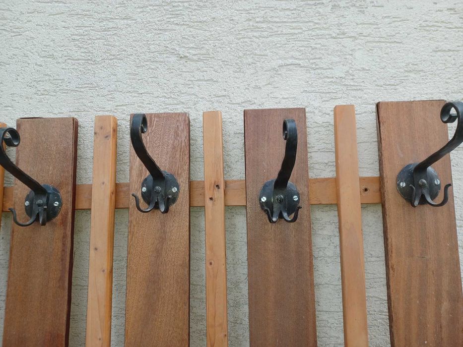 Два броя стенни закачалки за дрехи - всяка с размери 85 х 85см