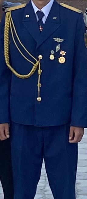 Парадный форма көк түсті әдемі ремен фурашка бәрі түгел медалдармен