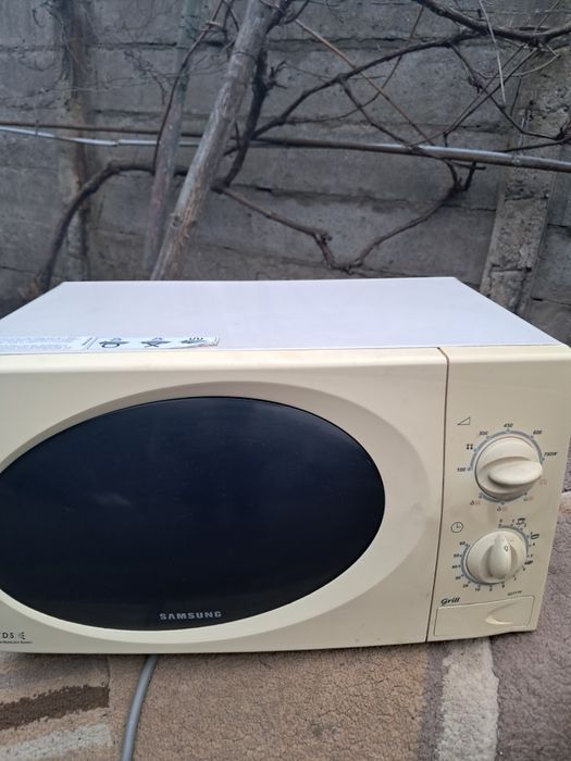 Vând  schimb cuptor microunde în stara bună