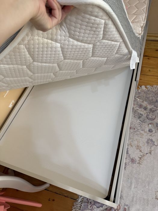 Продам 2 БУ кровати 90*190 росс. произв. + матрасы + выкатные полки