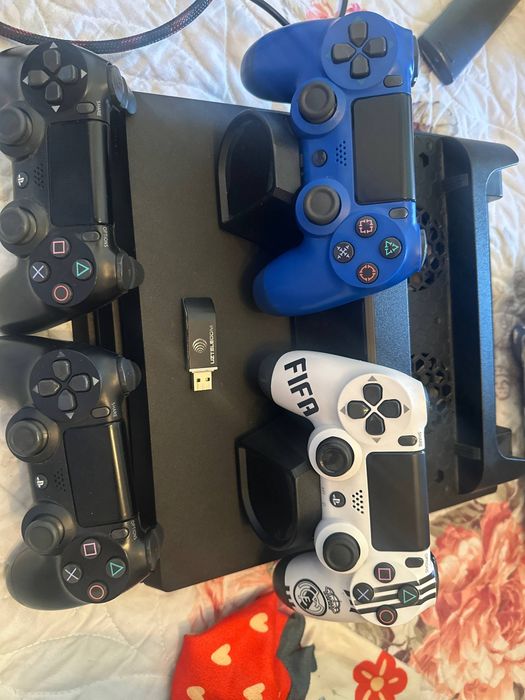 Playstation 4 1 TB sotiladi srochna IDEAL