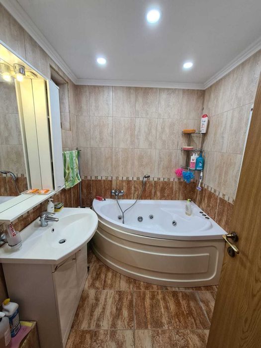 Vând apartament cu 3 camere tip D vis a vis de Lotus Oradea