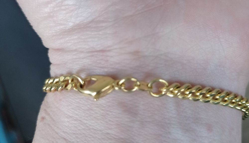 Красивый браслет на руку.