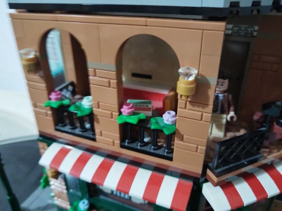 MOC Clădire Modulară Uriașă LEGO Friends (3 etaje – Central Perk + Apartamente)