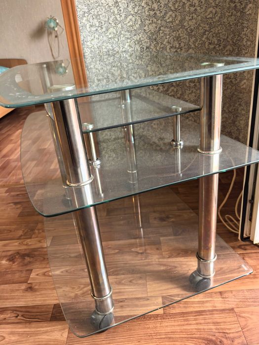 Столик под телевизор. Стекло