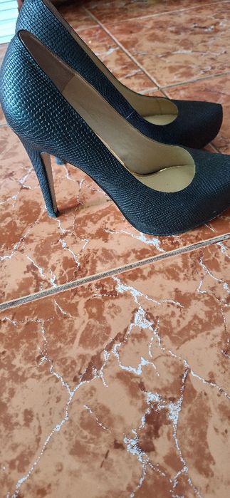 Продавам дамски официални обувки