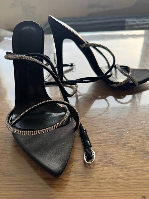 Черни сандали на ток