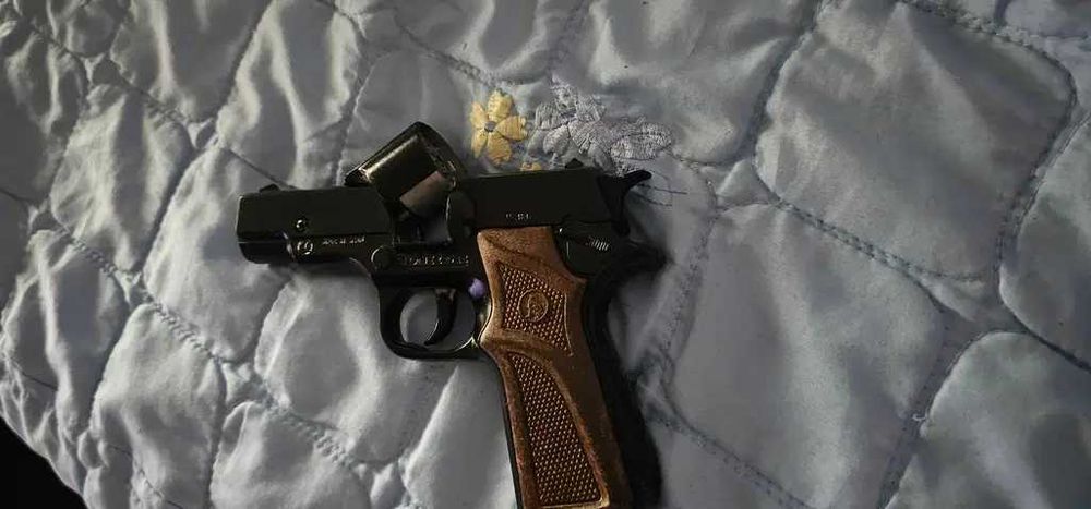 pistol  de jucarie din metal functioneaza cu capse