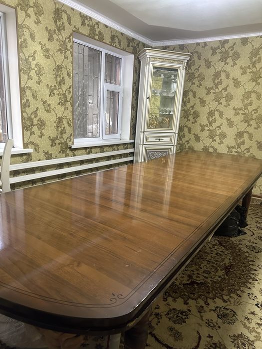 Стол стулья для гостей