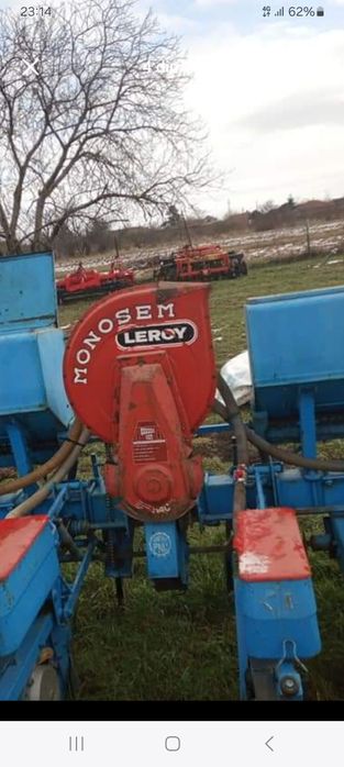 Semănătoare Monosem pe 6 rânduri.