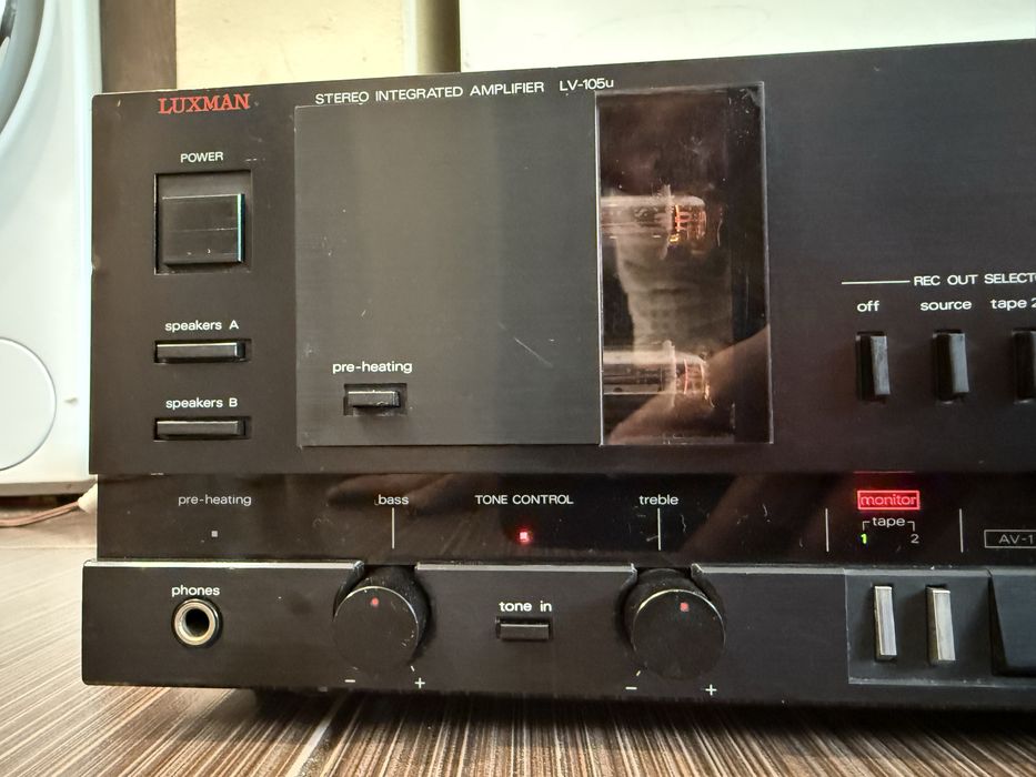 Luxman LV-105U Качествен стерео усилвател