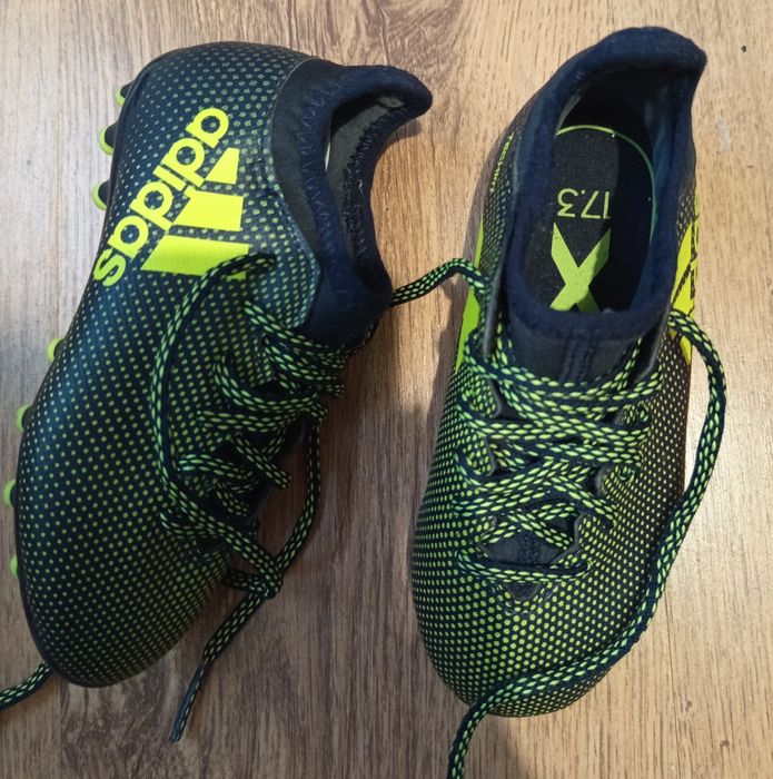 Футболни обувки и стоножки