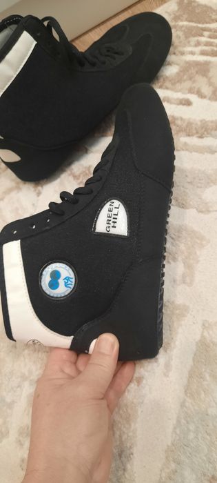 Продам обувь спортивную