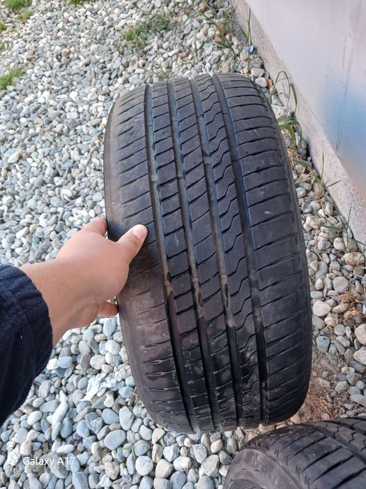 Vând 2 anvelope 225/40/R18