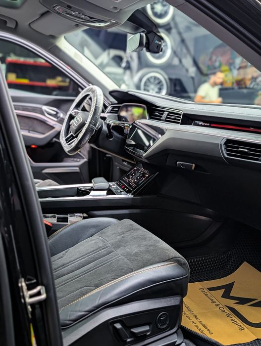 Продам или обменяю Audi E-tron quattro. В идеальном состоянии.