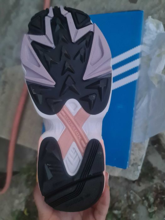 Маратонки adidas Falcon W