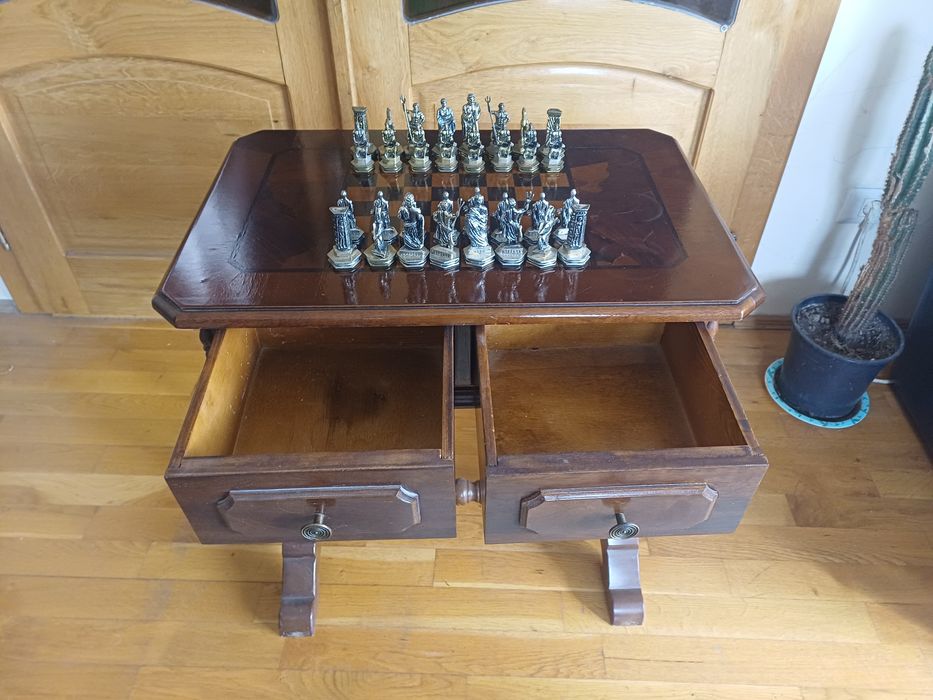 Masa de șah vintage din lemn masiv și piese de șah metalice.