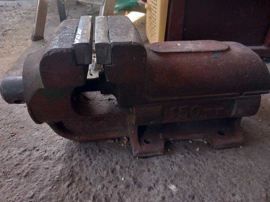 Menghină industrială masivă, foarte solidă, ideală atelier, perfect funcțională.
