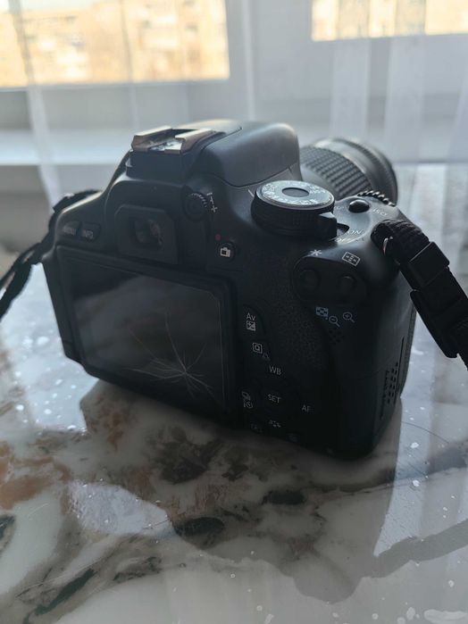 Canon 600D + объектив (зум) + зарядка | Рабочий | Недорого