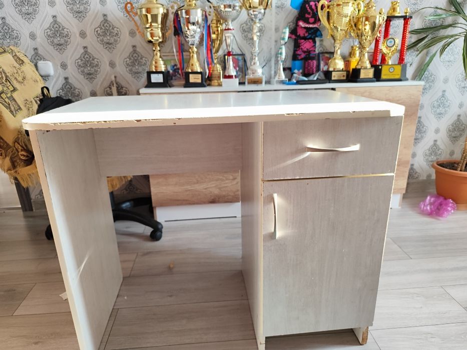 Стол письменный светлый