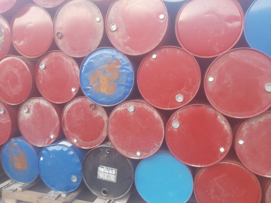 Бочки 200 литровые красные синие подберём любые цветы